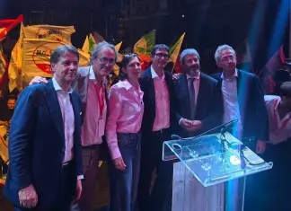 Con la tradizionale ‘foto di famiglia’ si chiude la manifestazione del centrosinistra a Napoli