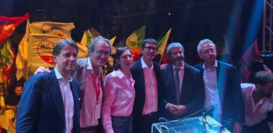 Con la tradizionale ‘foto di famiglia’ si chiude la manifestazione del centrosinistra a Napoli