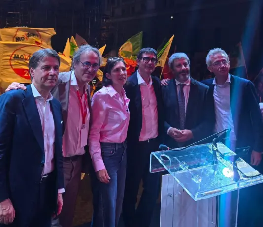 Con la tradizionale ‘foto di famiglia’ si chiude la manifestazione del centrosinistra a Napoli