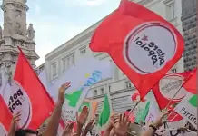Protesta di Potere al Popolo interrompe la manifestazione del ‘Campo largo’ a Napoli. Meloni: “Solidarietà” / Video