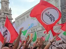 Protesta di Potere al Popolo interrompe la manifestazione del ‘Campo largo’ a Napoli. Meloni: “Solidarietà” / Video