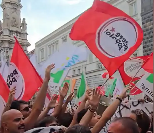 Protesta di Potere al Popolo interrompe la manifestazione del ‘Campo largo’ a Napoli. Meloni: “Solidarietà” / Video