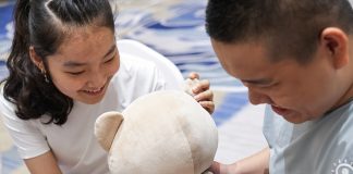 Cina: Chen Yuxi al campo estivo UNICEF per bambini con disabilità visive (2)