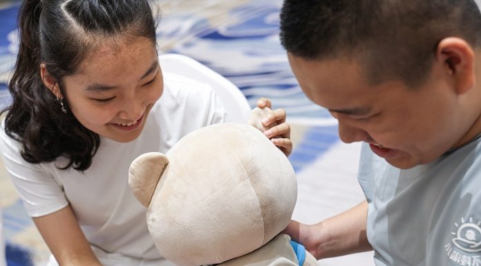 Cina: Chen Yuxi al campo estivo UNICEF per bambini con disabilità visive (2)