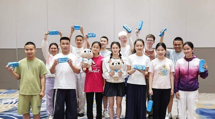 Cina: Chen Yuxi al campo estivo UNICEF per bambini con disabilità visive (3)
