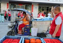 Cina: da dieci anni volontari al fianco degli operatori ecologici (1)