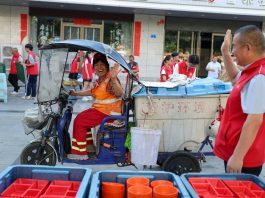 Cina: da dieci anni volontari al fianco degli operatori ecologici (1)