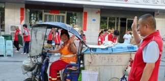 Cina: da dieci anni volontari al fianco degli operatori ecologici (1)
