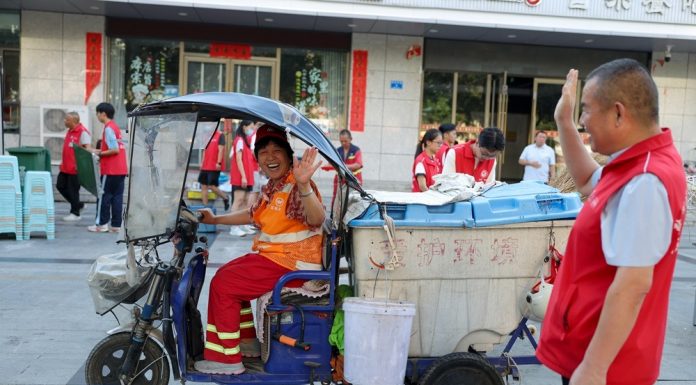 Cina: da dieci anni volontari al fianco degli operatori ecologici (1)