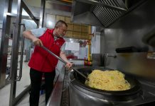 Cina: da dieci anni volontari al fianco degli operatori ecologici (2)