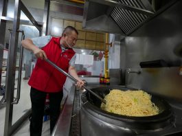 Cina: da dieci anni volontari al fianco degli operatori ecologici (2)