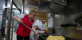 Cina: da dieci anni volontari al fianco degli operatori ecologici (2)