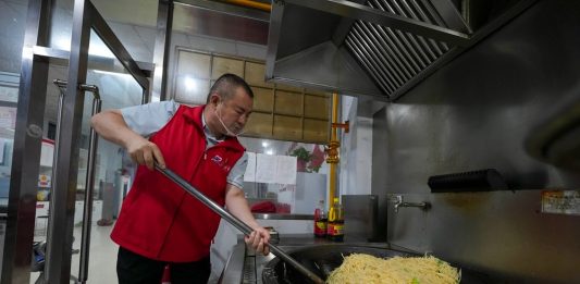 Cina: da dieci anni volontari al fianco degli operatori ecologici (2)