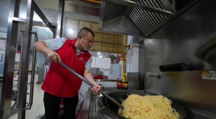 Cina: da dieci anni volontari al fianco degli operatori ecologici (2)
