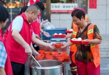 Cina: da dieci anni volontari al fianco degli operatori ecologici (3)