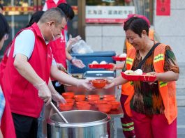 Cina: da dieci anni volontari al fianco degli operatori ecologici (3)