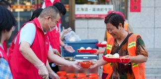 Cina: da dieci anni volontari al fianco degli operatori ecologici (3)