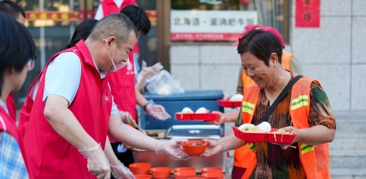 Cina: da dieci anni volontari al fianco degli operatori ecologici (3)