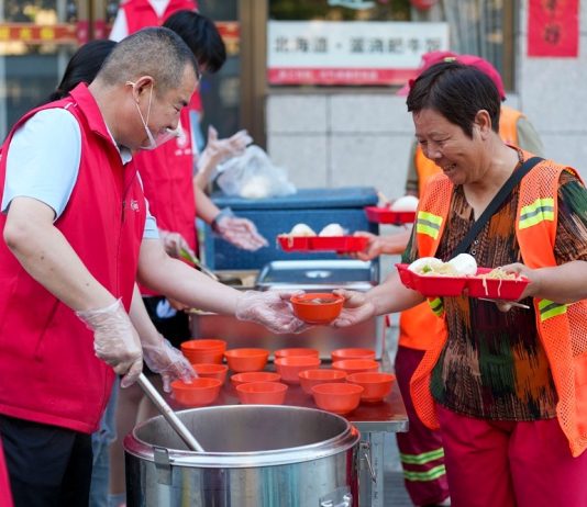 Cina: da dieci anni volontari al fianco degli operatori ecologici (3)
