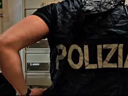 Nascondevano la droga in un magazzino a Ostia: due arresti e 11kg di hashish sequestrati