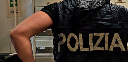 Nascondevano la droga in un magazzino a Ostia: due arresti e 11kg di hashish sequestrati