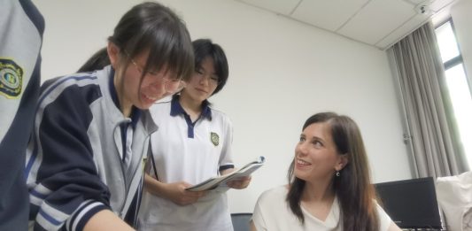 Cina: Qingdao, insegnante italiana amplia gli orizzonti dei suoi studenti cinesi