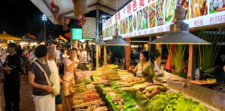 Cina: Yunnan, in aumento visitatori al mercato notturno Starlight (1)