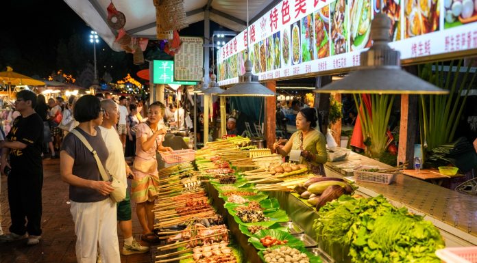 Cina: Yunnan, in aumento visitatori al mercato notturno Starlight (1)