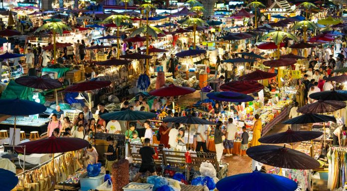 Cina: Yunnan, in aumento visitatori al mercato notturno Starlight (2)