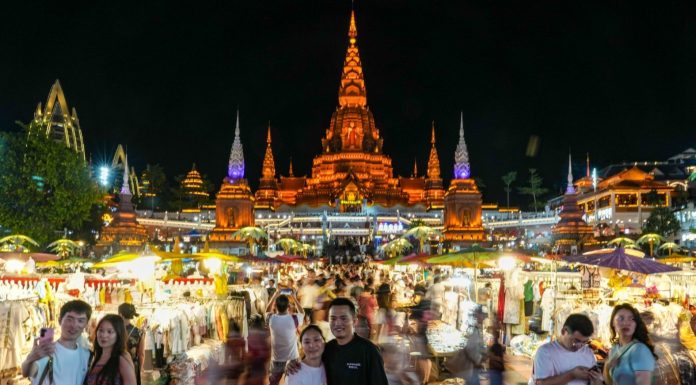Cina: Yunnan, in aumento visitatori al mercato notturno Starlight (3)