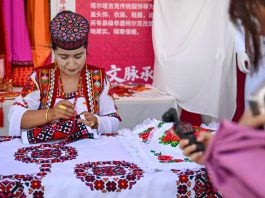 Cina: Xinjiang, cultura e tradizioni al festival internazionale Manas (2)