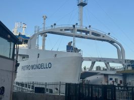 Attimi di paura a Messina, un traghetto durante l’attracco urta una banchina: sette feriti lievi