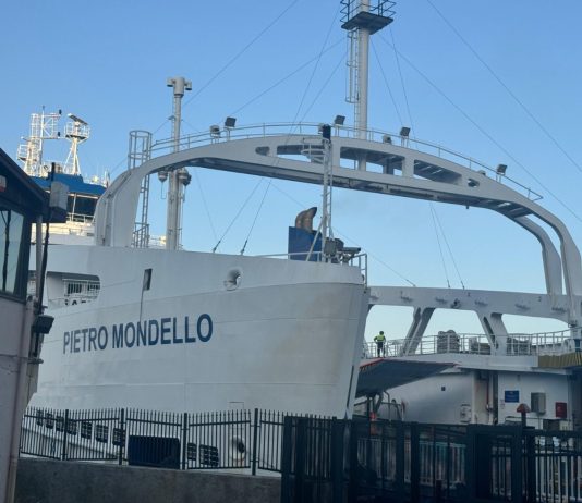 Attimi di paura a Messina, un traghetto durante l’attracco urta una banchina: sette feriti lievi