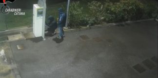 Assaltavano con esplosivi bancomat e distributori automatici nel Catanese, tre misure cautelari / Video