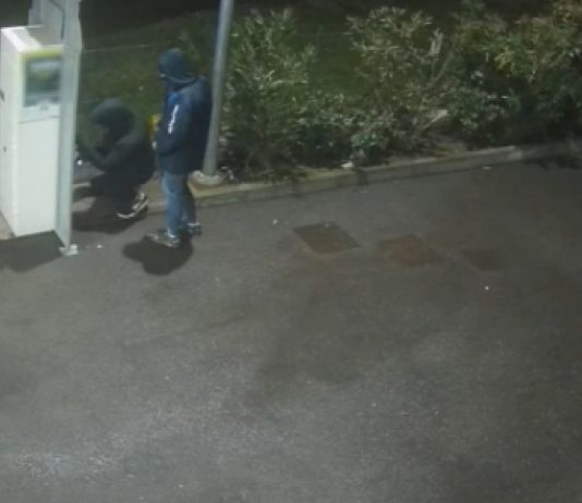 Assaltavano con esplosivi bancomat e distributori automatici nel Catanese, tre misure cautelari / Video