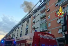 Incendio in un appartamento a Milano, una vittima / Video