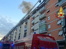 Incendio in un appartamento a Milano, due vittime / Video