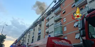Incendio in un appartamento a Milano, due vittime / Video