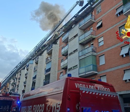 Incendio in un appartamento a Milano, una vittima / Video