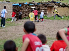 Cina: sogni calcistici per bambini dello Xizang, a 4.700 metri di altitudine (2)
