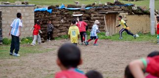 Cina: sogni calcistici per bambini dello Xizang, a 4.700 metri di altitudine (2)