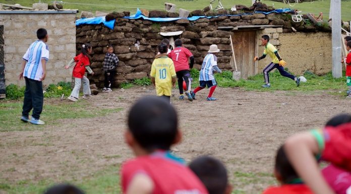 Cina: sogni calcistici per bambini dello Xizang, a 4.700 metri di altitudine (2)