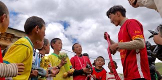 Cina: sogni calcistici per bambini dello Xizang, a 4.700 metri di altitudine (3)