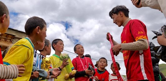 Cina: sogni calcistici per bambini dello Xizang, a 4.700 metri di altitudine (3)