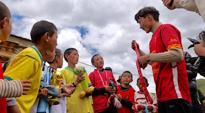Cina: sogni calcistici per bambini dello Xizang, a 4.700 metri di altitudine (3)