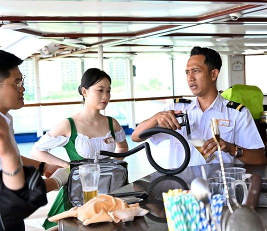 Cina: Qingdao, tour in crociera per il Festival internazionale della birra (3)