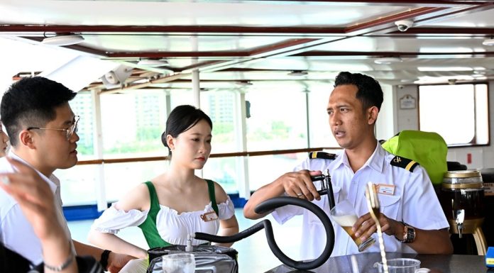 Cina: Qingdao, tour in crociera per il Festival internazionale della birra (3)
