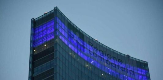 Regione Lombardia illumina di blu Palazzo Pirelli per promuovere la cultura della salute neurologica