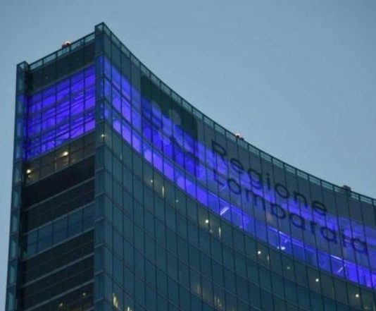 Regione Lombardia illumina di blu Palazzo Pirelli per promuovere la cultura della salute neurologica