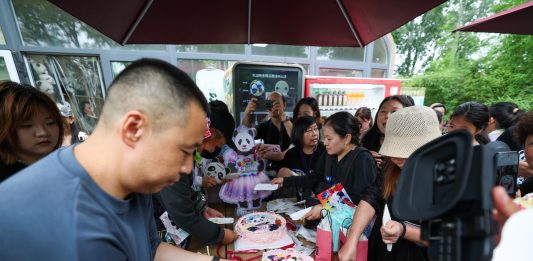 Cina: Tianjin, il panda gigante Xi Le festeggia 13 anni (3)